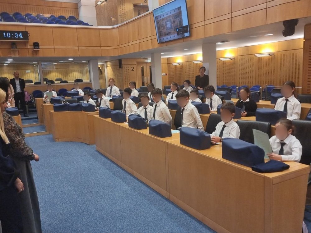 Επίσκεψη μαθητών της Γ' τάξης στη Βουλή των Αντιπροσώπων και υποδοχή των παιδιών απο την Πρόεδρο της Βουλής κ. Αννίτα Δημητρίου