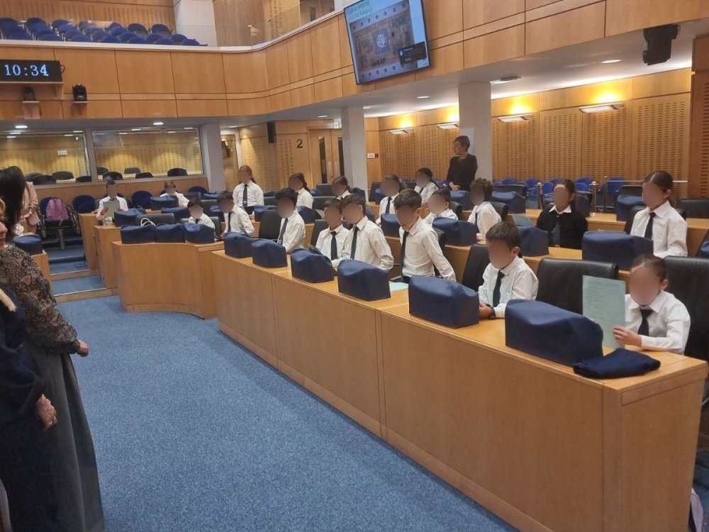 Επίσκεψη μαθητών της Γ' τάξης στη Βουλή των Αντιπροσώπων και υποδοχή των παιδιών απο την Πρόεδρο της Βουλής κ. Αννίτα Δημητρίου