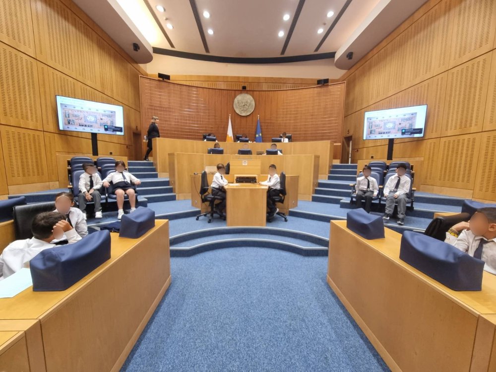 Επίσκεψη μαθητών της Γ' τάξης στη Βουλή των Αντιπροσώπων και υποδοχή των παιδιών απο την Πρόεδρο της Βουλής κ. Αννίτα Δημητρίου