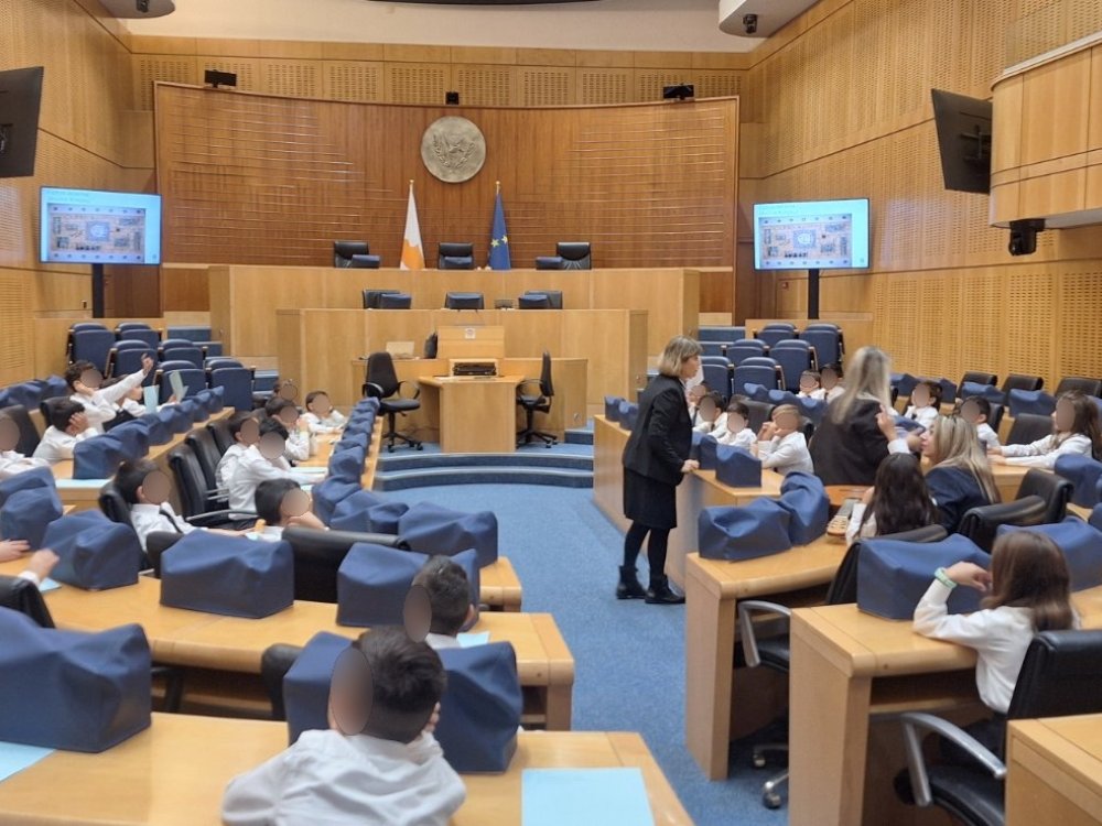 Επίσκεψη μαθητών της Γ' τάξης στη Βουλή των Αντιπροσώπων και υποδοχή των παιδιών απο την Πρόεδρο της Βουλής κ. Αννίτα Δημητρίου