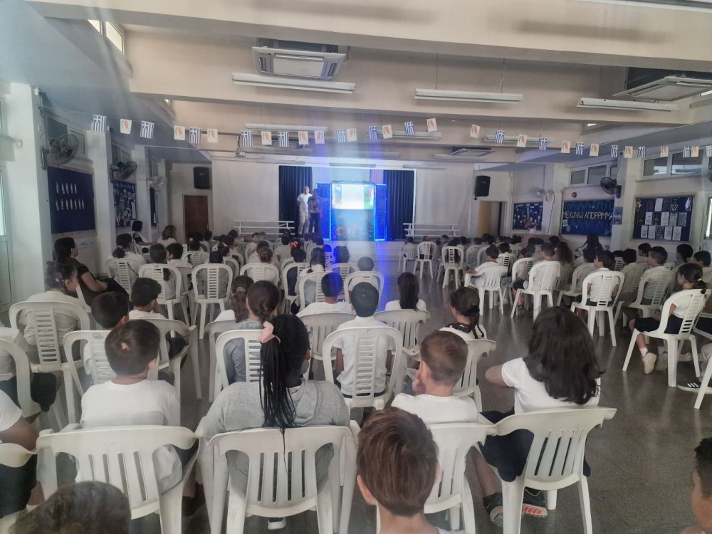 Σήμερα, 31/10/25, στα πλαισια του υπο εμφαση και διαχρονικου στοχου "Δεν ξεχνω και αγωνίζομαι" τα παιδια παρακολουθησαν θέατρο σκιών με τίτλο "Μία βαλιτσα Κυπρος"