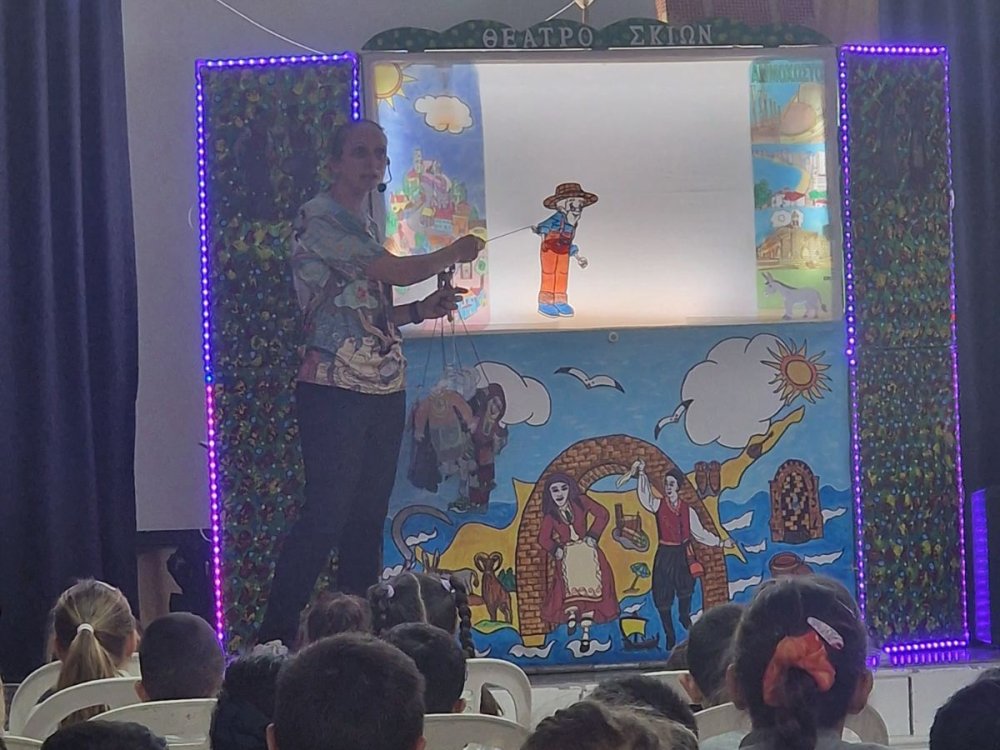 Σήμερα, 31/10/25, στα πλαισια του υπο εμφαση και διαχρονικου στοχου "Δεν ξεχνω και αγωνίζομαι" τα παιδια παρακολουθησαν θέατρο σκιών με τίτλο "Μία βαλιτσα Κυπρος"