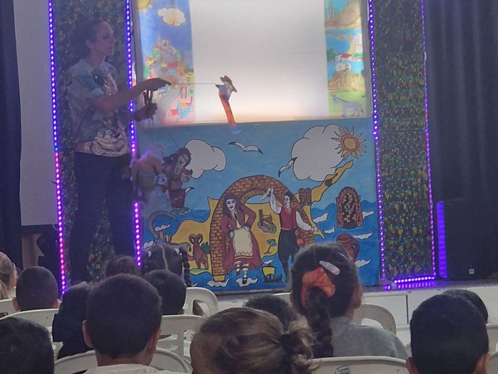 Σήμερα, 31/10/25, στα πλαισια του υπο εμφαση και διαχρονικου στοχου "Δεν ξεχνω και αγωνίζομαι" τα παιδια παρακολουθησαν θέατρο σκιών με τίτλο "Μία βαλιτσα Κυπρος"