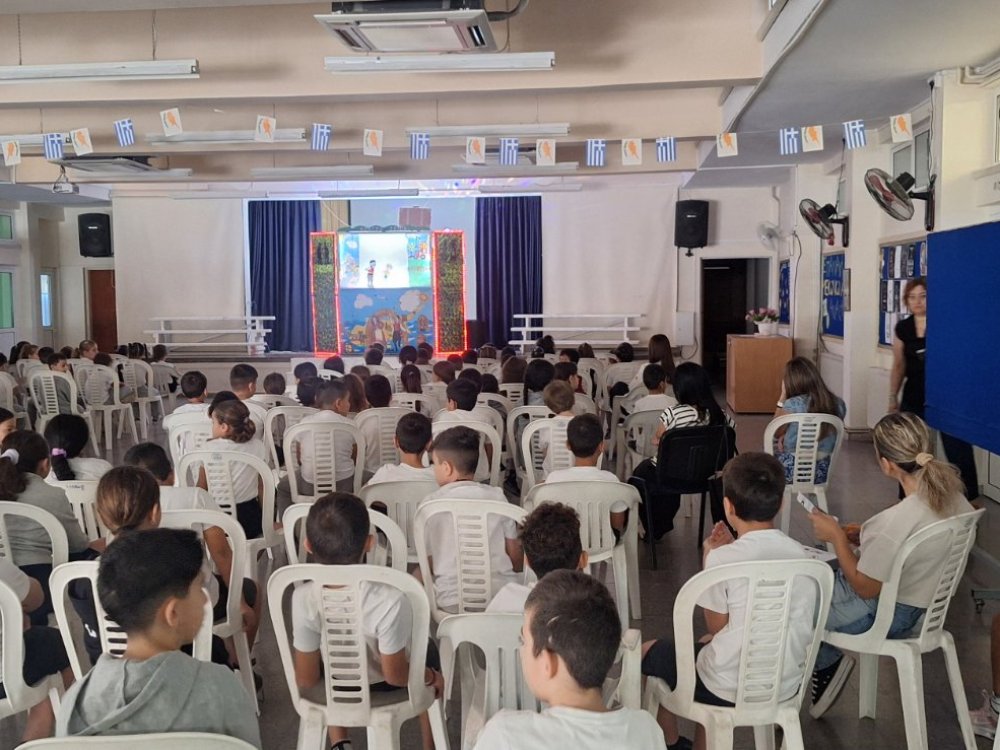 Σήμερα, 31/10/25, στα πλαισια του υπο εμφαση και διαχρονικου στοχου "Δεν ξεχνω και αγωνίζομαι" τα παιδια παρακολουθησαν θέατρο σκιών με τίτλο "Μία βαλιτσα Κυπρος"