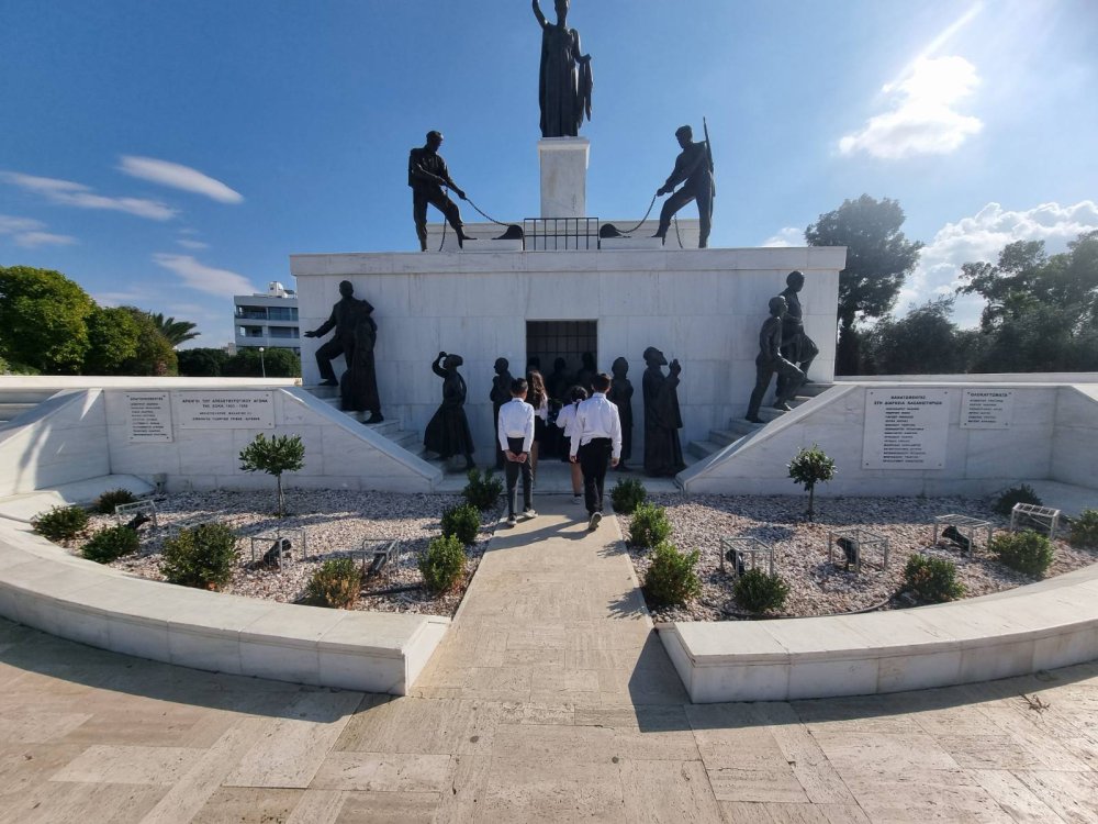 Απονομή στεφανιού από το κεντρικό μαθητικό συμβούλιο στο Μνημείο Ελευθερίας