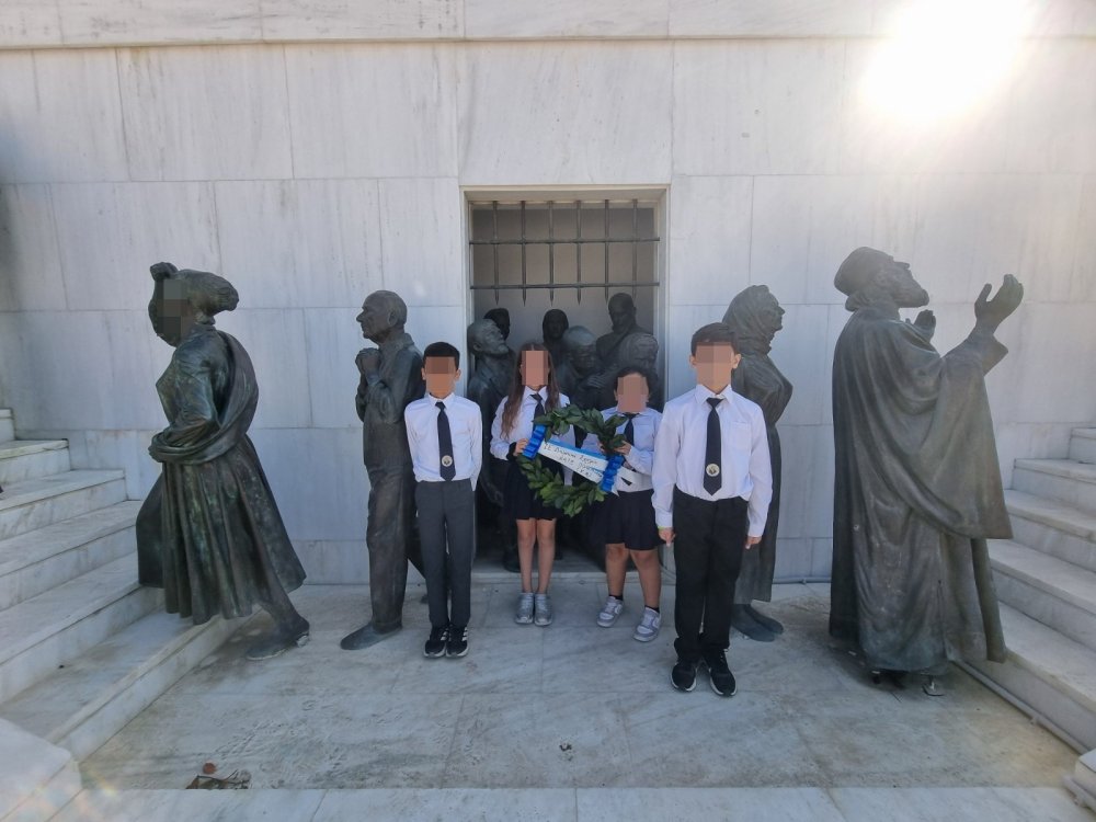 Απονομή στεφανιού από το κεντρικό μαθητικό συμβούλιο στο Μνημείο Ελευθερίας