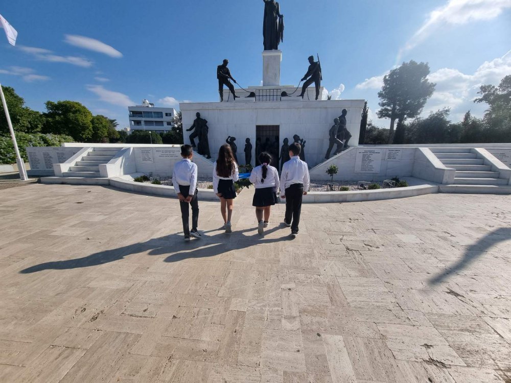Απονομή στεφανιού από το κεντρικό μαθητικό συμβούλιο στο Μνημείο Ελευθερίας