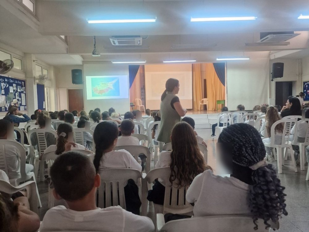 Στα πλαίσια του διαχρονικου υπό έμφαση στοχου μας "Δεν ξεχνώ και αγωνιζομαι" απο τον κατεχόμενο δημο της Κερυνειας, η κ. Μαρία Κουρουγιαννη μίλησε σε ολα τα παιδια του σχολείου για την Κερυνεια...