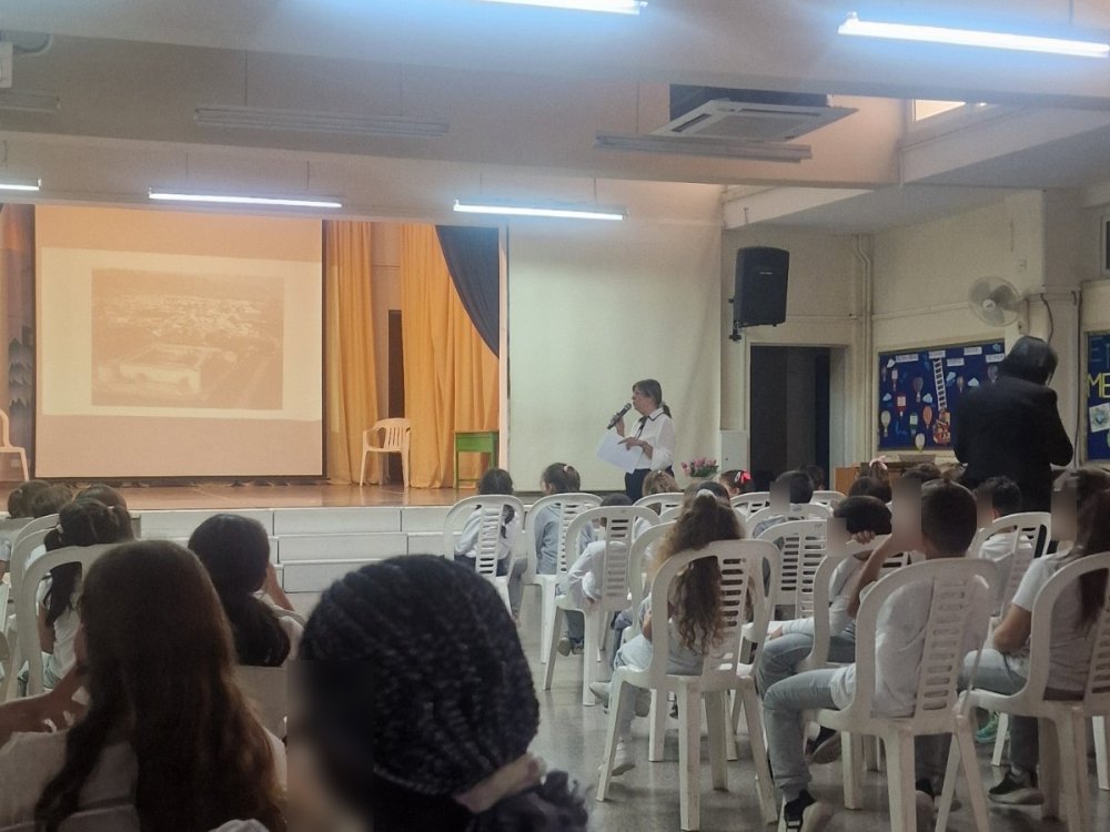 Στα πλαίσια του διαχρονικου υπό έμφαση στοχου μας "Δεν ξεχνώ και αγωνιζομαι" απο τον κατεχόμενο δημο της Κερυνειας, η κ. Μαρία Κουρουγιαννη μίλησε σε ολα τα παιδια του σχολείου για την Κερυνεια...