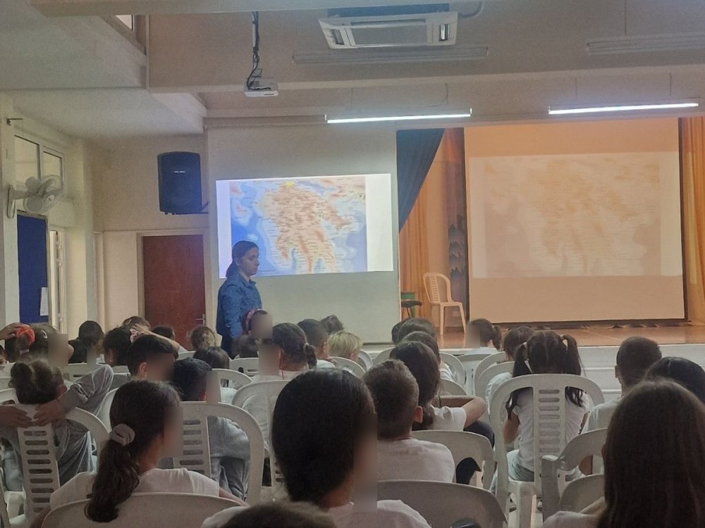 Στα πλαίσια του διαχρονικου υπό έμφαση στοχου μας "Δεν ξεχνώ και αγωνιζομαι" απο τον κατεχόμενο δημο της Κερυνειας, η κ. Μαρία Κουρουγιαννη μίλησε σε ολα τα παιδια του σχολείου για την Κερυνεια...