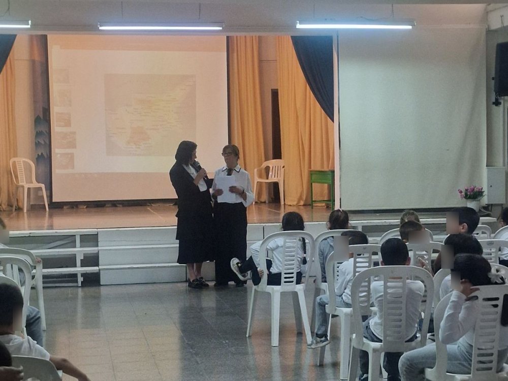 Στα πλαίσια του διαχρονικου υπό έμφαση στοχου μας "Δεν ξεχνώ και αγωνιζομαι" απο τον κατεχόμενο δημο της Κερυνειας, η κ. Μαρία Κουρουγιαννη μίλησε σε ολα τα παιδια του σχολείου για την Κερυνεια...