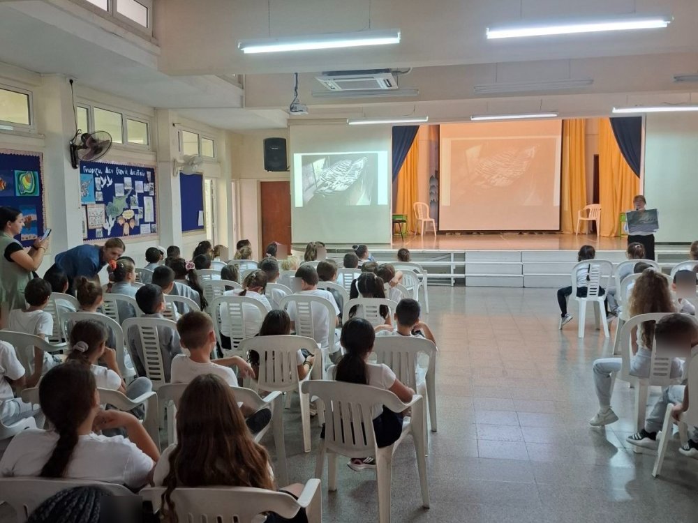 Στα πλαίσια του διαχρονικου υπό έμφαση στοχου μας "Δεν ξεχνώ και αγωνιζομαι" απο τον κατεχόμενο δημο της Κερυνειας, η κ. Μαρία Κουρουγιαννη μίλησε σε ολα τα παιδια του σχολείου για την Κερυνεια...