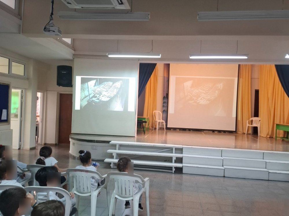 Στα πλαίσια του διαχρονικου υπό έμφαση στοχου μας "Δεν ξεχνώ και αγωνιζομαι" απο τον κατεχόμενο δημο της Κερυνειας, η κ. Μαρία Κουρουγιαννη μίλησε σε ολα τα παιδια του σχολείου για την Κερυνεια...