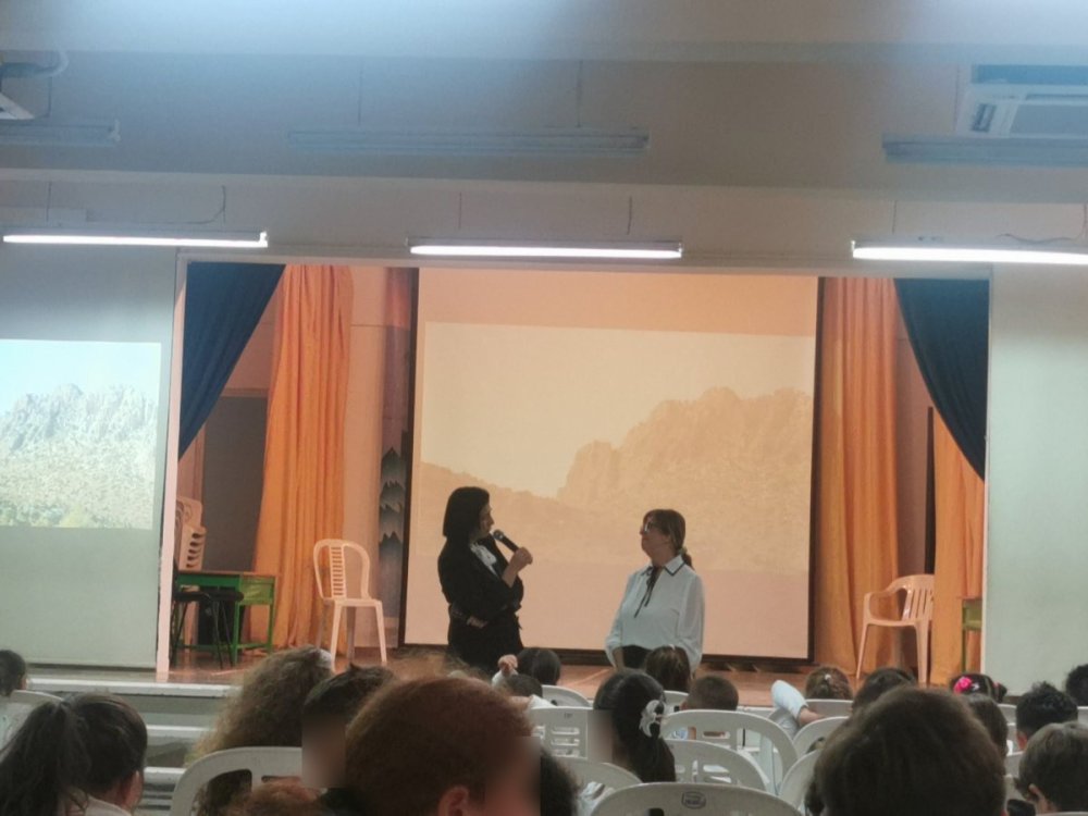 Στα πλαίσια του διαχρονικου υπό έμφαση στοχου μας "Δεν ξεχνώ και αγωνιζομαι" απο τον κατεχόμενο δημο της Κερυνειας, η κ. Μαρία Κουρουγιαννη μίλησε σε ολα τα παιδια του σχολείου για την Κερυνεια...