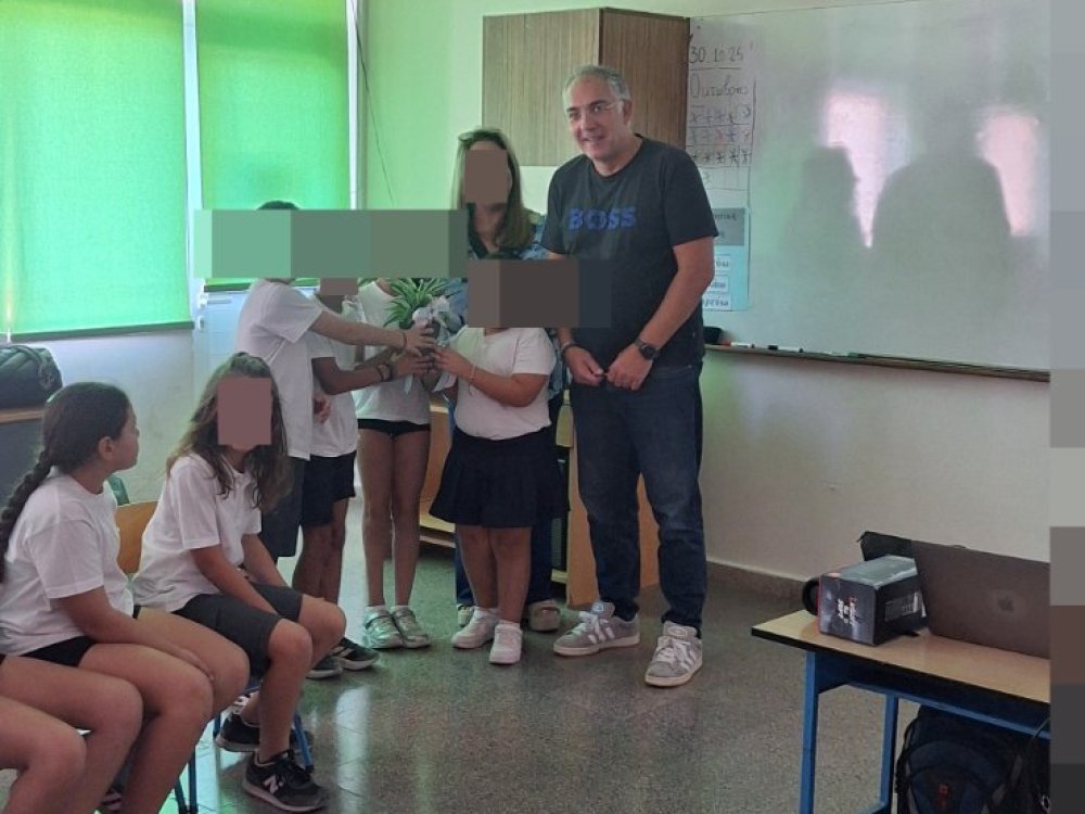 Παρουσίαση παραμυθιου για την υγιεινή των δοντιων απο τον οδοντίατρο Δρ Λασπο στα παιδιά του  Γ'1 και Γ'2