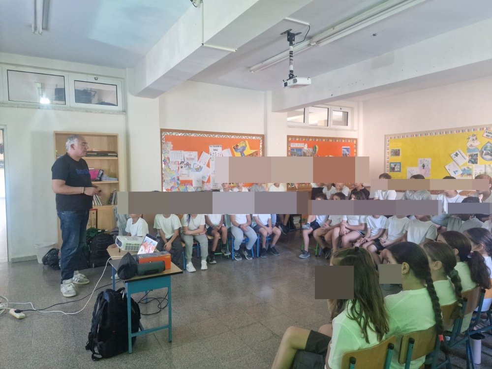 Παρουσίαση παραμυθιου για την υγιεινή των δοντιων απο τον οδοντίατρο Δρ Λασπο στα παιδιά του  Γ'1 και Γ'2