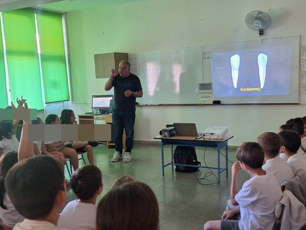 Παρουσίαση παραμυθιου για την υγιεινή των δοντιων απο τον οδοντίατρο Δρ Λασπο στα παιδιά του  Γ'1 και Γ'2