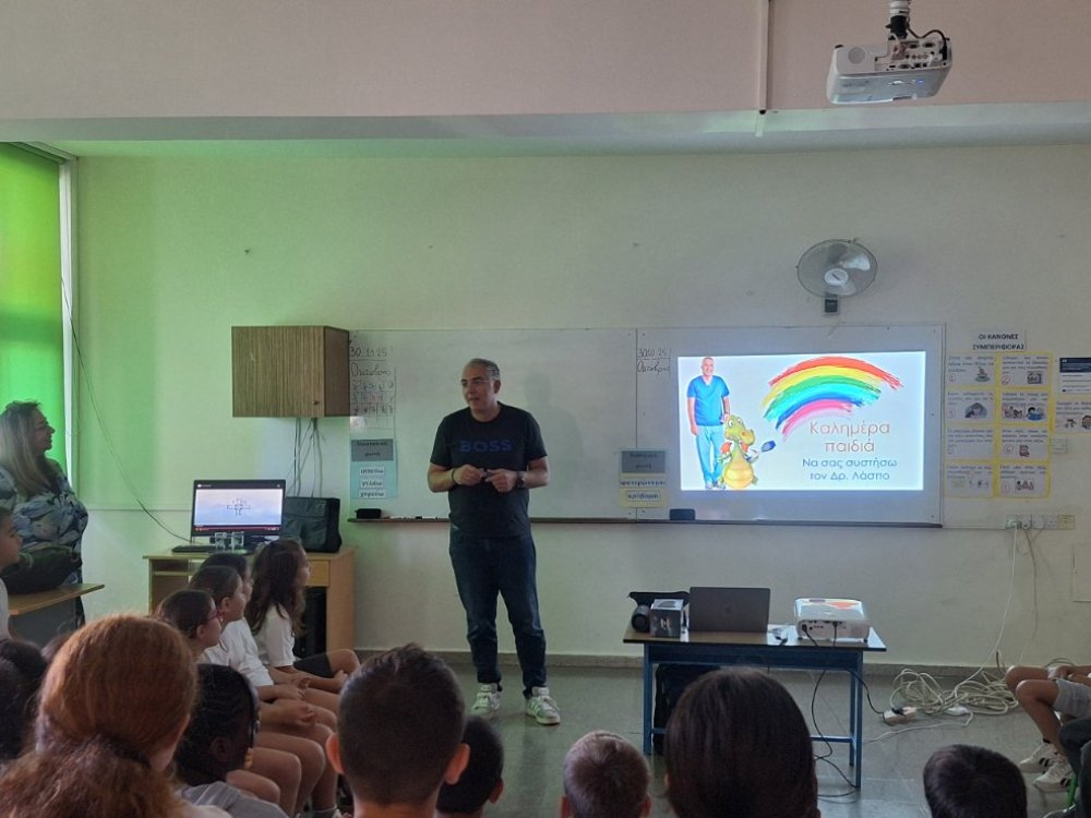 Παρουσίαση παραμυθιου για την υγιεινή των δοντιων απο τον οδοντίατρο Δρ Λασπο στα παιδιά του  Γ'1 και Γ'2