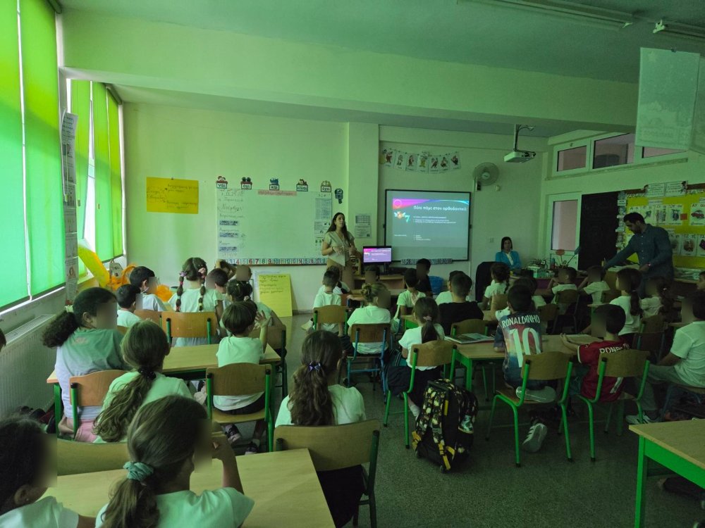  Διάλεξη για τη στοματική υγιεινη στα παιδιά της Β' τάξης απο εξωτερικούς συνεργάτες του σχολείου