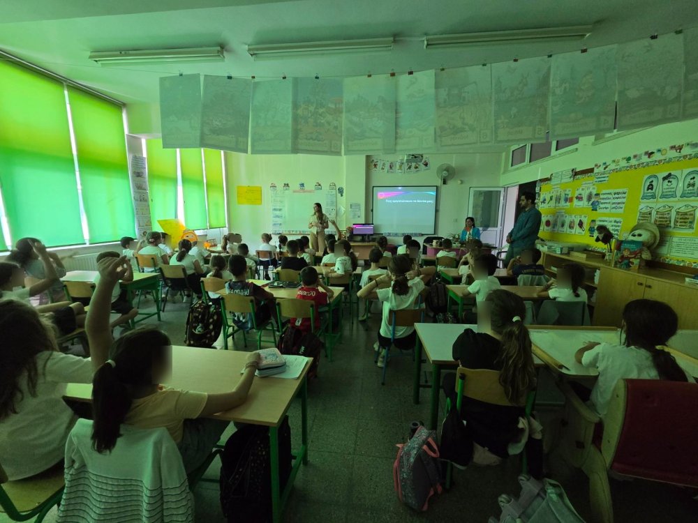  Διάλεξη για τη στοματική υγιεινη στα παιδιά της Β' τάξης απο εξωτερικούς συνεργάτες του σχολείου